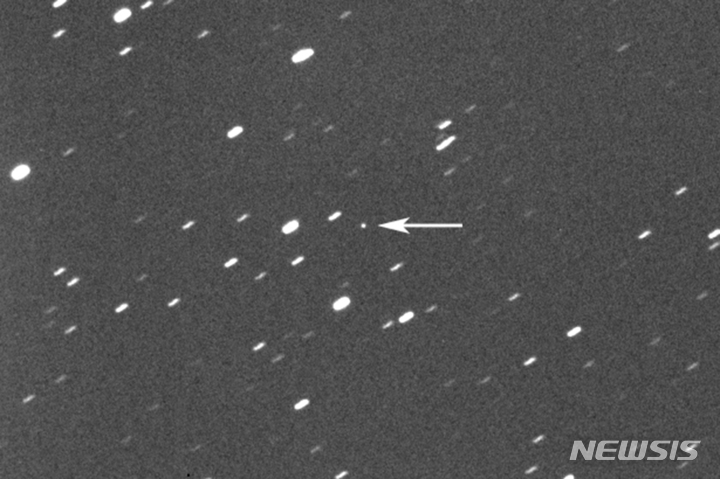 [AP/뉴시스]지구에서 약 180만㎞ 떨어진 곳에서 비행하고 있는 소행성 '2023 DZ2'. 이 소행성은 오는 25일 지구와 달 사이를 지나쳐갈 전망이다. 2023.3.22.