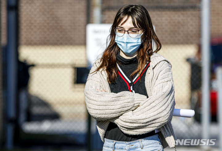 [해리스버그=AP/뉴시스] 미국 연방법원이 1·6 의회 난입 사태 때 낸시 펠로시 당시 하원의장 사무실을 습격한 라일리 준 윌리엄스(24)에게 징역 3년을 선고했다. 사진은 윌러엄스가 지난 2021년 1월21일 해리스버그에 있는 도핀 카운티 교도소에서 석방돼 나오는 모습. 2023.03.24