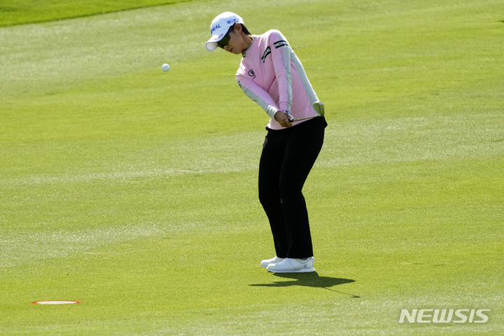 [골드캐니언=AP/뉴시스] 안나린이 23일(현지시간) 미 애리조나주 골드캐니언의 퍼스티션 마운틴 GC에서 열린 미국여자프로골프(LPGA) 투어 드라이브온 챔피언십 첫날 14번 그린에서 칩샷하고 있다. 안나린은 5언더파 공동 6위 그룹에 이름을 올렸다. 2023.03.24.