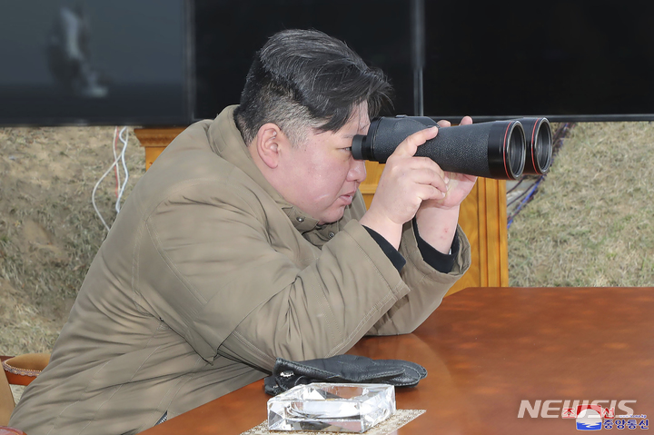 [리원=AP/뉴시스] 북한 조선중앙통신이 24일 공개한 사진에 김정은 북한 국무위원장이 지난 21~23일 사이 함경남도 리원군 해안에서 '핵무인수중공격정 해일'의 훈련을 현지 지도하고 있다. 2023.03.24.