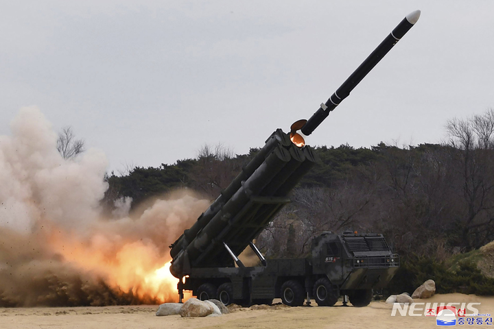 [리원=AP/뉴시스] 북한 조선중앙통신이 24일 공개한 사진에 지난 22일 함경남도 리원군 해안에서 북한의 전략순항미사일 '화살'이 시험 발사되고 있다. 2023.03.24.