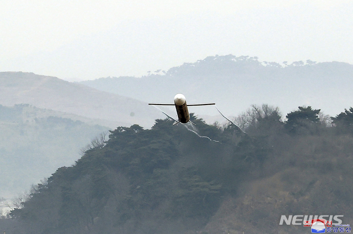 [리원=AP/뉴시스] 북한 조선중앙통신이 24일 공개한 사진에 지난 22일 북한군이 함경남도 리원군에서 전략순항미사일 '화살'을 시험 발사하고 있다. 북한은 이 미사일에 모의 핵탄두가 장착됐다고 주장했다. 2023.03.24.