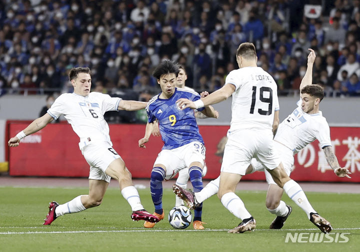 [도쿄=AP/뉴시스]일본 축구대표팀 공격수 미토마가 지난 3월 우루과이와 평가전에서 슛을 시도하고 있다. 2023.03.24.