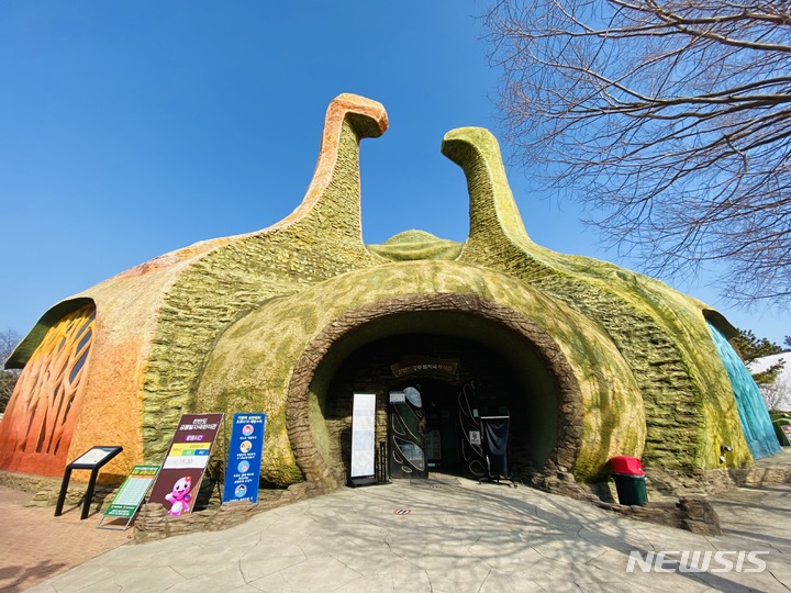 [고성(경남)=뉴시스] 신정철 기자= (재)경남고성공룡세계엑스포조직위원회는 제88·89회 이사회를 통해 오는 7월에는 '찾아가는 공룡엑스포 in일산'과 9월에는'2023경남고성공룡세계엑스포'를 개최키로 확정했다고 24일 밝혔다. 사진은 당항포관광지 한반도공룡발자국화석관 전경.(사진=뉴시스DB).2023.03.24. sin@newsis.com