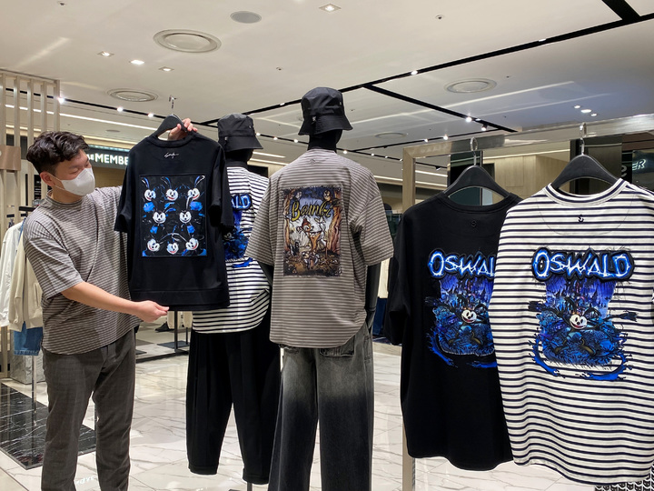 [대구=뉴시스] 대구 신세계백화점은 '송지오 옴므'에서 디즈니 컬래버레이션 제품을 선보인다. (사진 = 대구 신세계백화점 제공) 2023.03.24. photo@newsis.com *재판매 및 DB 금지