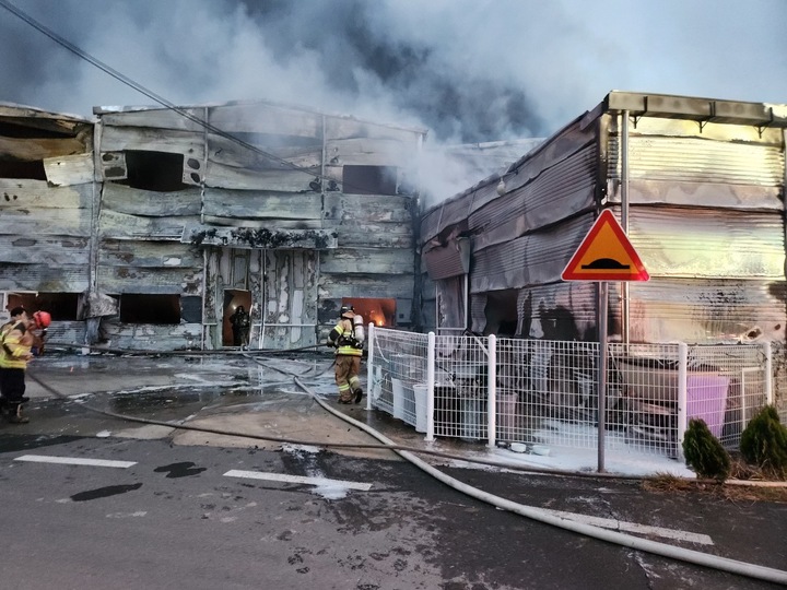 [고령=뉴시스] 경북 고령군 성산면의 한 김 제조공장에서 화재가 발생했다. (사진=경북소방본부 제공) 2023.03.24. photo@newsis.com *재판매 및 DB 금지