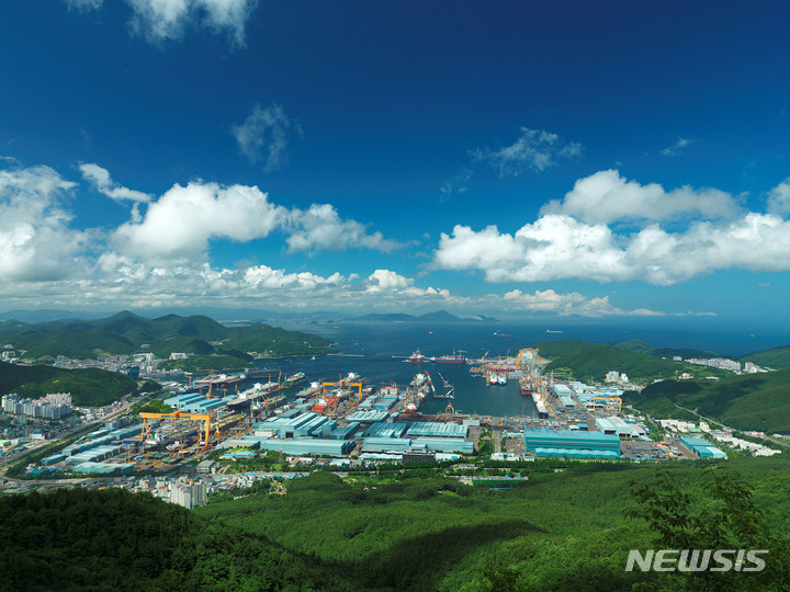 [거제=뉴시스] 신정철 기자= 23일 오후 11시25분께 대우조선해양 옥포조선소 고소작업차에서 작업하다 하강하던 A씨(40대)가 23m 아래로 추락해 숨졌다.사진은 대우조선해양 전경.(사진=뉴시스DB).2023.03.24. sin@newsis.com