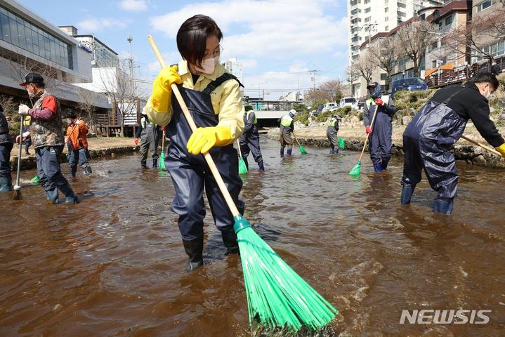 [서울=뉴시스]은평구는 오는 27일 '새봄맞이 대청소’를 추진한다. 지난해 새봄맞이 대청소 행사에서 김미경 은평구청장이 불광천변을 청소하고 있다. (사진=은평구 제공). 2023.03.24. photo@newsis.com
