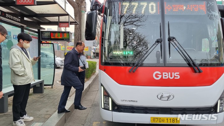 [서울=뉴시스] 이성해 대광위원장이 24일 오전 7시께 수원시에서 사당역을 운행하는 광역버스 7770번 노선이 정차하는 삼익아파트 정류소를 방문해 운행 상황을 점검했다. (사진=국토교통부 제공)