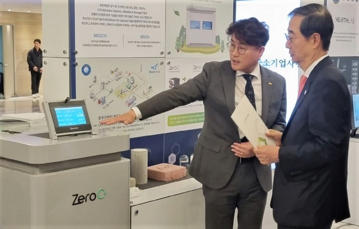 이철 로우카본 대표이사가 한덕수 국무총리에게 Zero C를 소개하고 있다. (사진=로우카본). 2023.03.24 *재판매 및 DB 금지