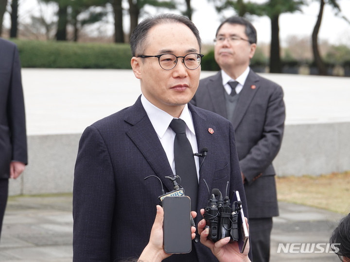 [제주=뉴시스] 오영재 기자 = 이원석 검찰총장이 24일 오전 제주4·3평화공원에서 참배한 뒤 인터뷰하고 있다. 2023.03.24. oyj4343@newsis.com 