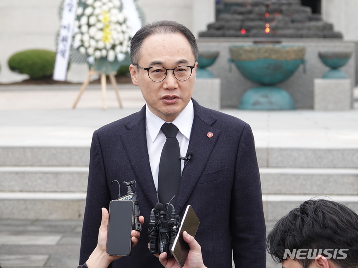 [제주=뉴시스] 이원석 검찰총장이 24일 오전 제주4·3평화공원에서 참배를 마치고 인터뷰하고 있다. 2023.03.24. oyj4343@newsis.cim