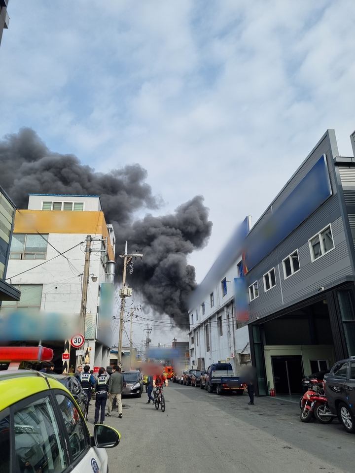 [대구=뉴시스] 24일 오전 10시9분께 대구시 서구 비산동 염색산업단지 내 위험물저장소에서 불이 났다. (사진=대구소방안전본부 제공) 2023.03.24. photo@newsis.com *재판매 및 DB 금지