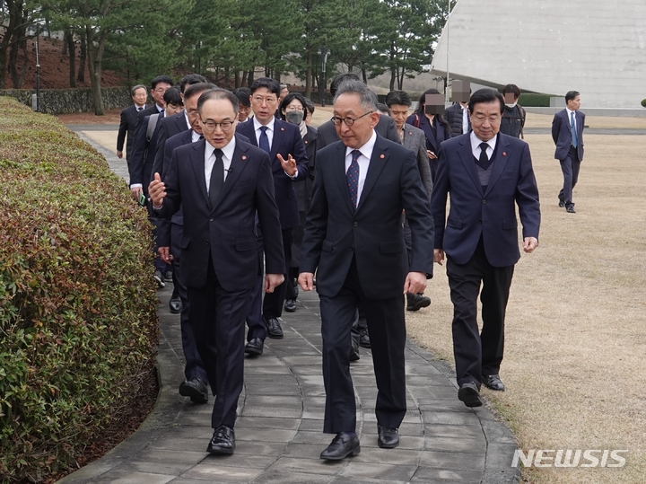 [제주=뉴시스] 오영재 기자 = 이원석 검찰총장(맨 왼쪽)이 24일 오전 제주시 봉개동 제주4·3평화공원에서 참배하고 나오면서 고희범 제주4·3평화재단 이사장과 대화하고 있다. 2023.03.24. oyj4343@newsis.com 