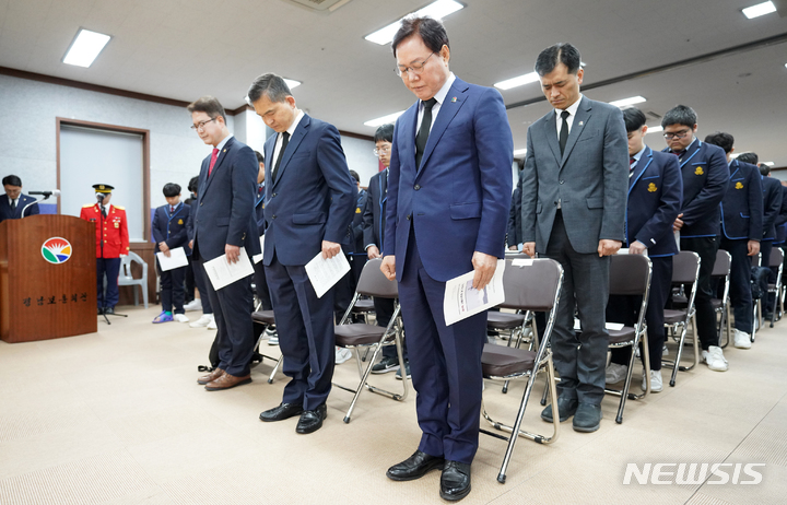 [창원=뉴시스]홍정명 기자=24일 오전 경남 창원시 성산구 경남보훈회관 대강당에서 열린 제8회 서해수호의 날 기념식에 참석한 박완수 경남도지사 등이 묵념하고 있다.(사진=경남도 제공) 2023.03.24. photo@newsis.com