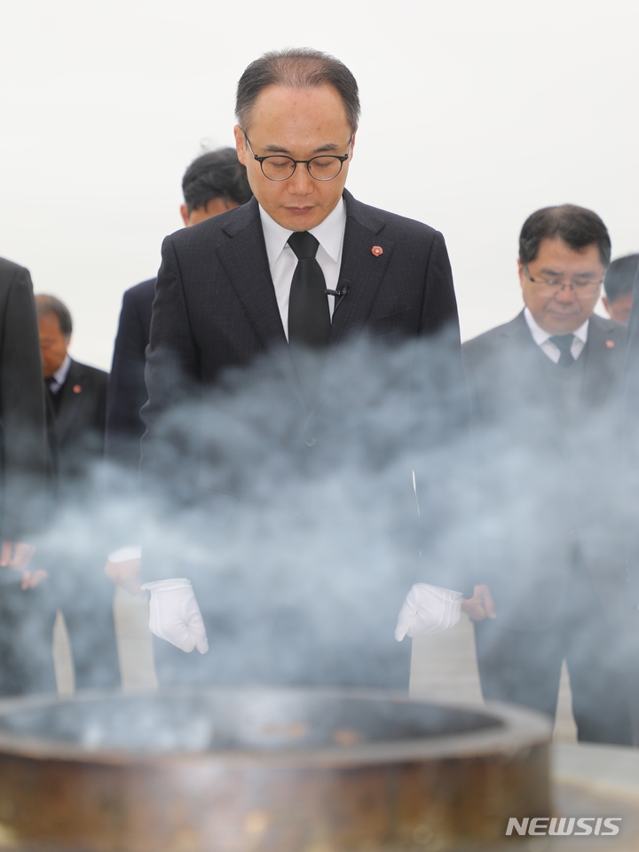 [제주=뉴시스] 오영재 기자 = 이원석 검찰총장이(가운데) 24일 오전 제주4·3평화공원을 찾아 참배하고 있다. 2023.03.24. oyj4343@newsis.com 