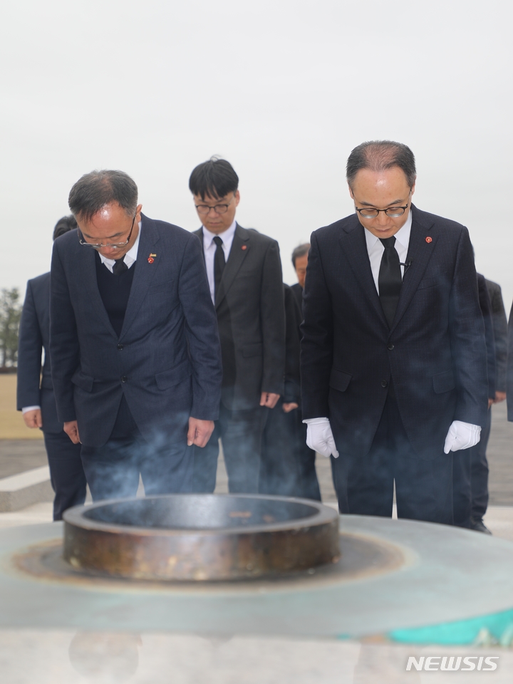 [제주=뉴시스] 오영재 기자 = 이원석 검찰총장이(오른쪽) 24일 오전 제주4·3평화공원을 찾아 김창범 제주4·3희생자유족회장과 참배하고 있다. 2023.03.24. oyj4343@newsis.com 