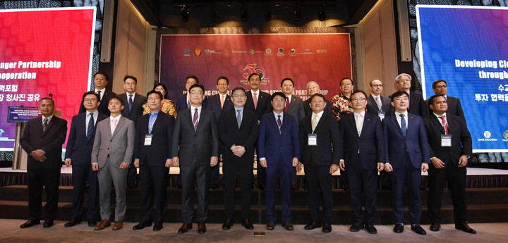 [세종=뉴시스] 방기선 기획재정부 차관이 24일 서울 중구 앰버서더 서울 풀만 호텔에서 열린 '한-인니 경제협력포럼'에 참석, 기념사진을 찍고 있다. (사진=기재부 제공) *재판매 및 DB 금지