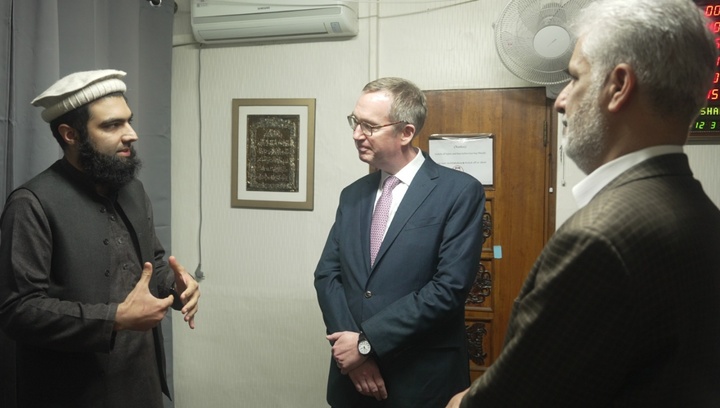 [대구=뉴시스] 콜린 크룩스 주한 영국대사가 대구시 북구 대현동 이슬람사원 공사 현장 인근 무슬림 기숙사에서 면담을 하고 있다. (사진=무아즈 라작 제공) 2023.03.24. photo@newsis.com&nbsp; *재판매 및 DB 금지