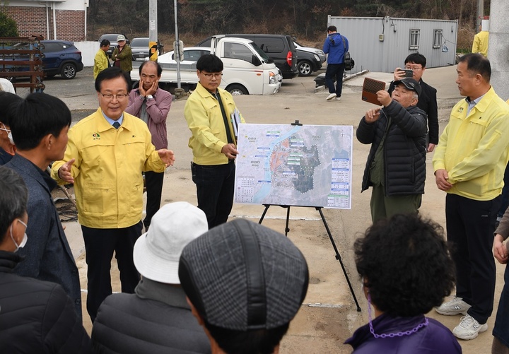 [완주=뉴시스] 강명수 기자 =전북 완주군은 유희태 군수가 지난 23일 상습 침수지역을 찾아 주민 의견을 청취했다고 24일 밝혔다. (사진 =완주군 제공) 2023.03.24. photo@newsis.com *재판매 및 DB 금지