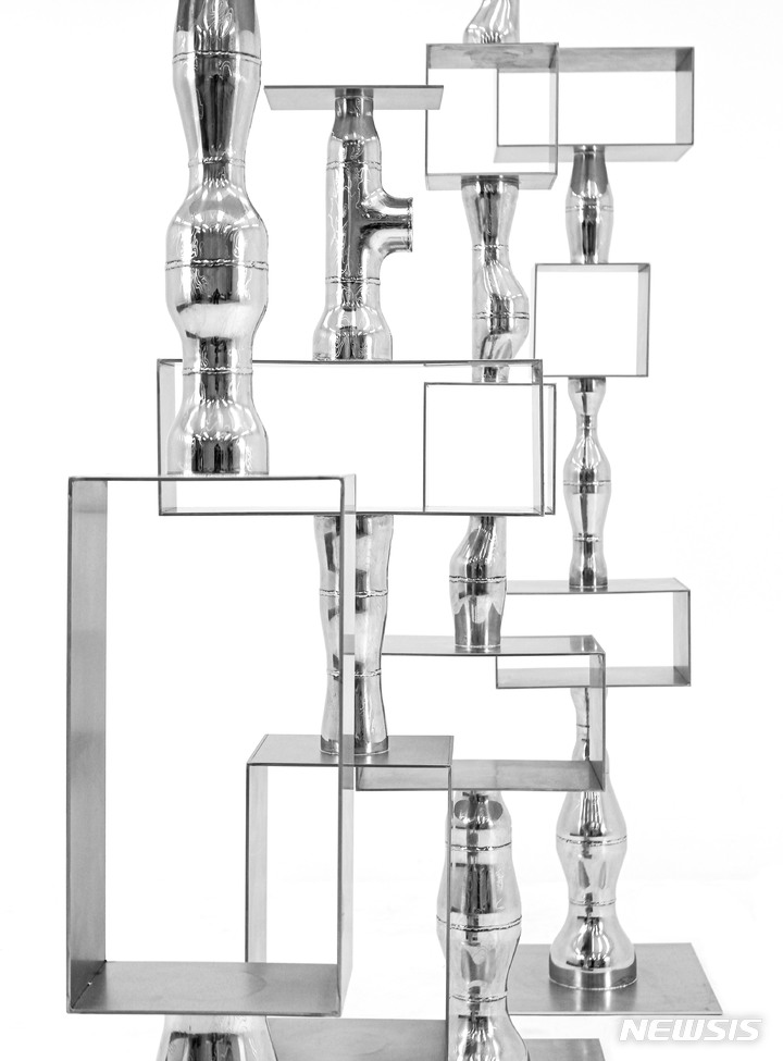 [서울=뉴시스] 이형준 개인전 '불안공존' 작품 사진. Pipe Fitting Shelf - Unstable harmony 스테인리스 스틸(Stainless steel). (사진=한국공예·디자인문화진흥원 제공) 2023.03.24. photo@newsis.com *재판매 및 DB 금지
