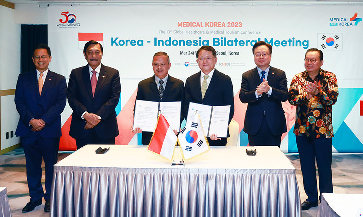 선메디컬센터가 24일 서울에 있는 앰버서더 풀만 호텔에서 열린 ‘2023 메디컬코리아’ 행사에서 인도네시아 보건부간 업무협약을 체결했다.(사진=선메디컬센터 선병원 제공) *재판매 및 DB 금지