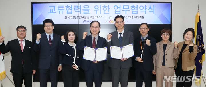 [완주=뉴시스]윤난슬 기자 = 우석대학교 산학협력단은 24일 ECO융합섬유연구원과 융복합 섬유산업에 대한 공동연구를 위한 업무협약을 체결했다고 밝혔다.2023.03.24.(사진=우석대 제공)