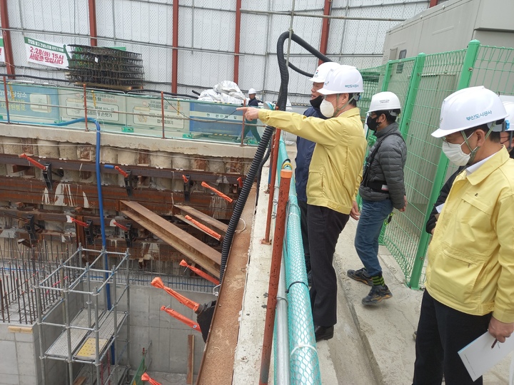 [부산=뉴시스] 부산도시공사 관계자들이 해빙기를 대비한 안전 점검을 실시하고 있다. (사진=부산도시공사 제공) *재판매 및 DB 금지