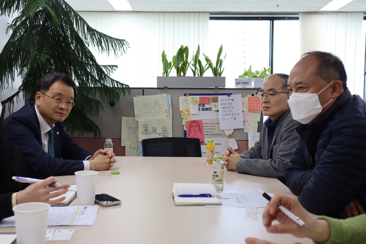 서울시설공단을 방문해 특별교통수단 운영 등에 대한 의견을 교환하는 민경선(왼쪽) 경기교통공사 사장.(사진 = 경기교통공사 제공) *재판매 및 DB 금지
