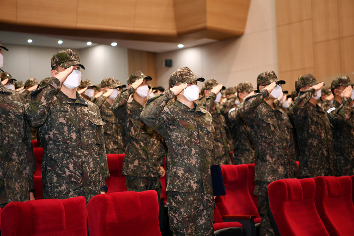 [창원=뉴시스] 강경국 기자 = 24일 해군사관학교 웅포강당에서 열린 입교식에서 제134기 해군사관후보생들이 경례를 하고 있다. (사진=해군사관학교 제공). 2023.03.24. photo@newsis.com *재판매 및 DB 금지