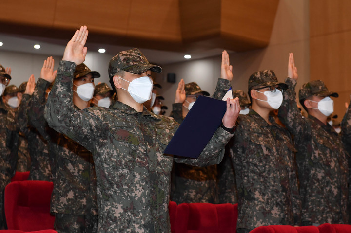 [창원=뉴시스] 강경국 기자 = 24일 해군사관학교 웅포강당에서 열린 입교식에서 제134기 해군사관후보생들이 입교선서를 하고 있다. (사진=해군사관학교 제공). 2023.03.24. photo@newsis.com *재판매 및 DB 금지