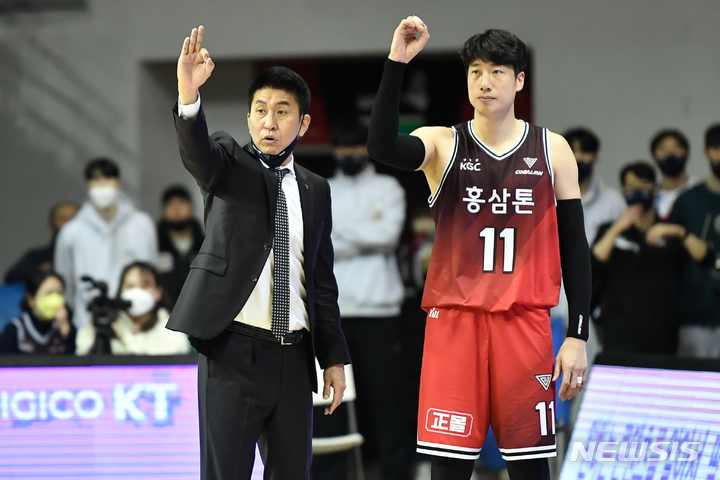 [서울=뉴시스]프로농구 인삼공사 김상식 감독. (사진=KBL 제공)