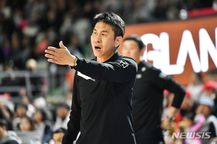 [서울=뉴시스]프로농구 인삼공사 김상식 감독. (사진=KBL 제공)