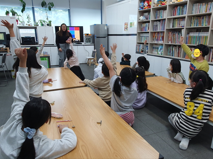 충북국제교육원 북부분원 소속 원어민 교사가 지역아동센터 아이들을 대상으로 영어수업을 하고 있다.(사진=충북교육청 제공)2023.03.24.photo@newsis.com *재판매 및 DB 금지