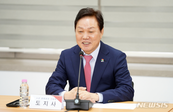 [창원=뉴시스] 홍정명 기자=박완수 경남도지사가 24일 오후 도청 중앙회의실에서 열린 시·군 문화원장과 간담회에 참석해 인사말을 하고 있다.(사진=경남도 제공)2023.03.24. photo@newsis.com