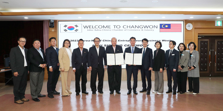 [창원=뉴시스] 강경국 기자 = 하종목 경남 창원시 제1부시장이 24일 말레이시아 조호바루 중화총상회(JBCCCI)와 업무협력 증진 및 2023 한·세계 화상 비즈니스 위크의 성공적 개최를 위한 양해각서를 체결하고 있다. (사진=창원시청 제공). 2023.03.24. photo@newsis.com *재판매 및 DB 금지