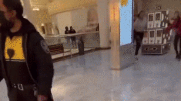 [서울=뉴시스] 미국 샌프란시스코의 한 대형 쇼핑몰에서 한 흑인 여학생이 동양인 경비원을 습격해 수차례 폭행했다고 23일 CBS가 보도했다. (사진출처 : 아시안 크라임 리포트 트위터 갈무리 )2023.03.24 *재판매 및 DB 금지 *재판매 및 DB 금지