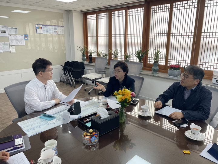 [수원=뉴시스] 프리랜서 여성 재직 인증방안 마련 간담회. (사진=수원시 제공) 2023.03.24. photo@newsis.com *재판매 및 DB 금지