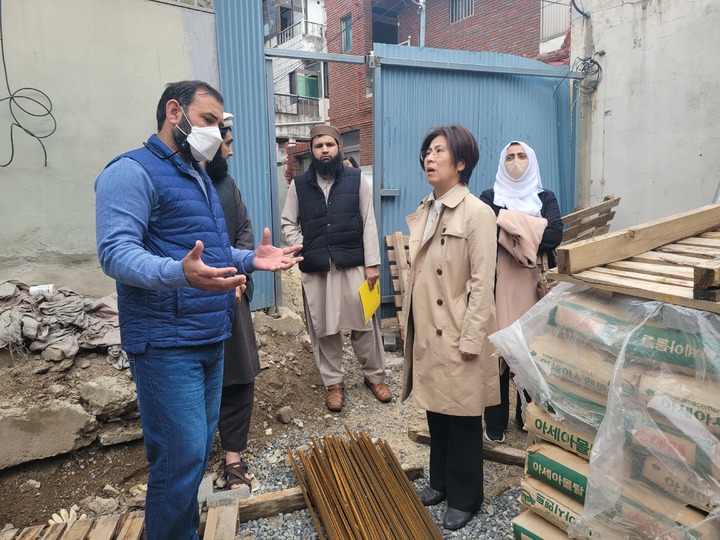[대구=뉴시스] 박진 국가인권위원회 사무총장이 24일 오후 대구시 북구 대현동 이슬람사원 공사 현장을 답사하고 있다. (사진=국가인권위원회 제공) 2023.03.24. photo@newsis.com *재판매 및 DB 금지