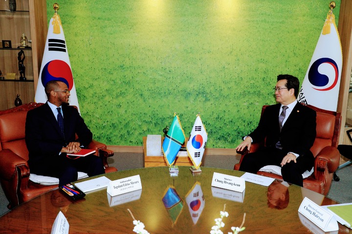 [세종=뉴시스] 정황근 농림축산식품부 장관이 24일 정부세종청사에서 토골라니 에드리스 마부라 탄자니아 대사와 면담하고 있다. (사진=농식품부 제공) *재판매 및 DB 금지