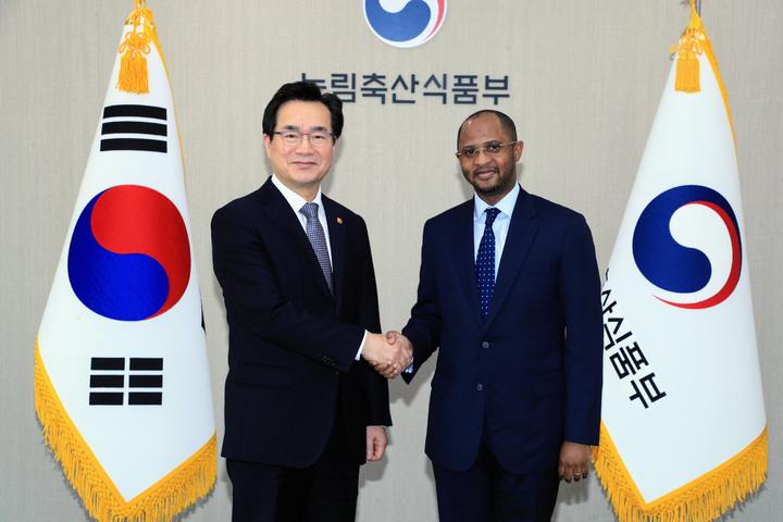 [세종=뉴시스] 정황근 농림축산식품부 장관이 24일 정부세종청사에서 토골라니 에드리스 마부라 탄자니아 대사와 면담하고 있다. (사진=농식품부 제공) *재판매 및 DB 금지