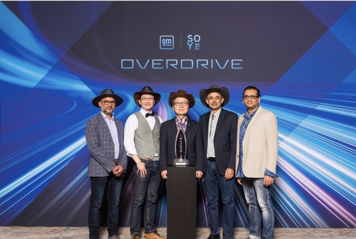 [서울=뉴시스] 포스코퓨처엠이 미국 텍사스주 샌안토니오에서 열린 제너럴모터스(GM)의 '제31회 올해의 공급사'에서 '오버드라이브상'을 받았다. 사진은 이날 수상식에 참석한 GM 샴 쿤주르 전무(왼쪽부터), 포스코퓨처엠 박준영 해외마케팅그룹장, 얼티엄캠 차치규 법인장, GM 프라브조트 나누아 전무, GM 아니르반 쿠메르 전무. (사진=포스코퓨처엠 제공) 2023.03.24 photo@newsis.com *재판매 및 DB 금지