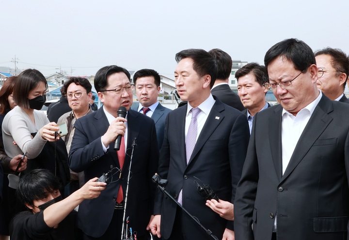 [대전=뉴시스]조명휘 기자 = 이장우 대전시장이 24일 국립대전현충원에서 열린 ‘제8회 서해수호의 날’ 기념식에 참석한 뒤 국민의힘 김기현 당대표에게 도시철도1호선 현충원역에서 호국보훈파크 조성 사업을 설명하고 있다. (사진= 대전시 제공) 2023.03.24. photo@newsis.com *재판매 및 DB 금지