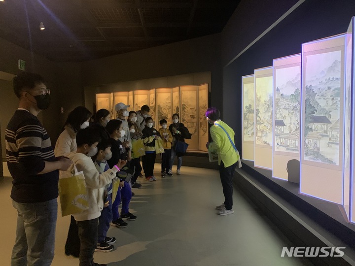 [서울=뉴시스] 국립민속박물관 어린이박물관은 주말 교육 '야광귀의 이상한 초대-사라지는 날들을 찾아라'를 4월8일부터 7월1일까지 진행한다. (사진=국립민속박물관 제공) 2023.03.25. photo@newsis.com *재판매 및 DB 금지