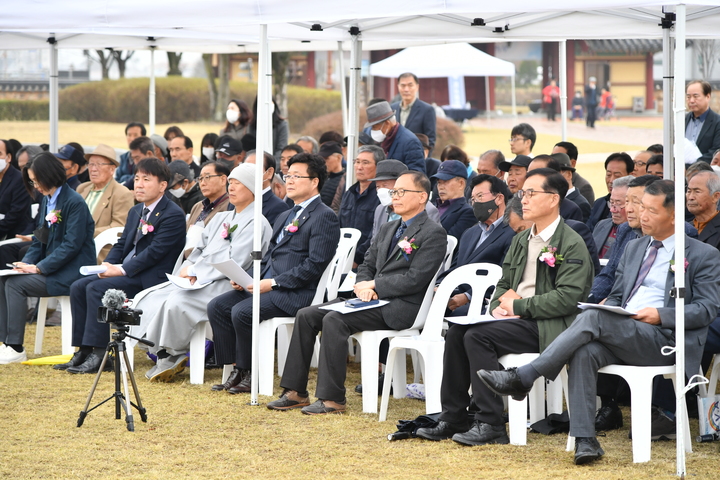 [서울=뉴시스] 만인의사 후손들이 24일 오후 전라북도 남원시 소재의 만인의총 야외광장에서 열린 후손 초청 행사에 참석하고 있다. (사진=문화재청 제공) 2023.03.24. photo@newsis.copm *재판매 및 DB 금지