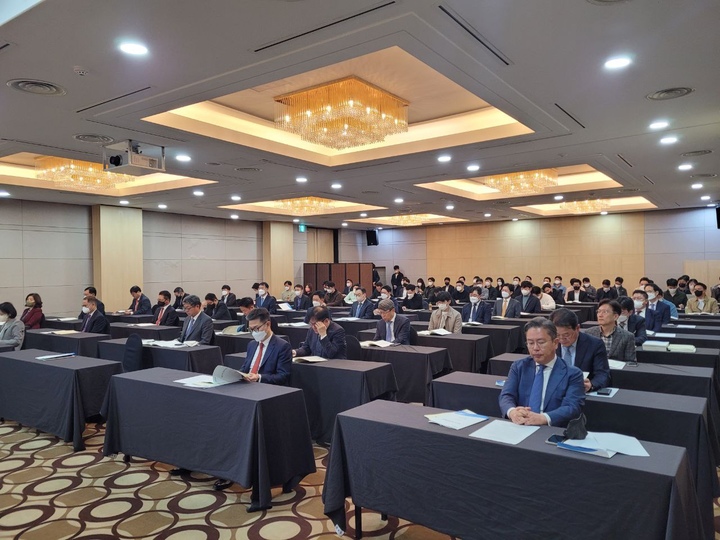 [서울=뉴시스]24일 오전 서울 서초구 양재동 더케이호텔서울에서 열린 하이트진로 제 71기 정기주주총회에 참석한 주주들의 모습.(사진=하이트진로 제공) *재판매 및 DB 금지