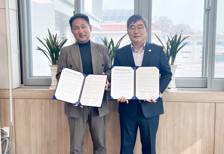 [증평=뉴시스] 강신욱 기자 = 충북 증평군 휴양랜드사업소는 24일 청주시 북이면 거주자를 대상으로 좌구산휴양랜드 시설 이용 업무협약을 하고 있다. (사진=증평군 제공) 2023.03.24. photo@newsis.com *재판매 및 DB 금지