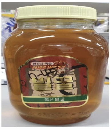 [서울=뉴시스] 식품의약품안전처는 지난해 12월 꿀벌에 설탕을 먹여 채밀·숙성한 사양벌꿀을 천연벌꿀인 것처럼 표시해 판매한 불법행위를 집중 단속한 결과 총 7개 업체를 적발했다. (사진=식약처 제공) *재판매 및 DB 금지