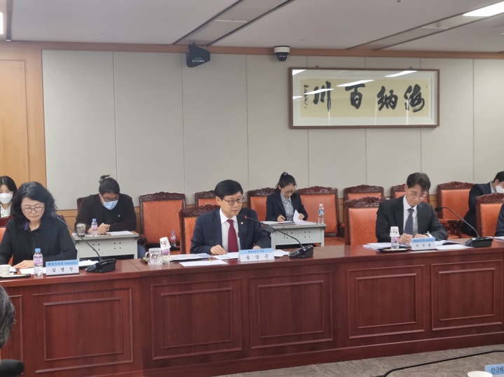 송상근 해양수산부 차관(가운데)이 정책연구협의회를 주재하고 있다. (사진=해양수산부 제공) *재판매 및 DB 금지