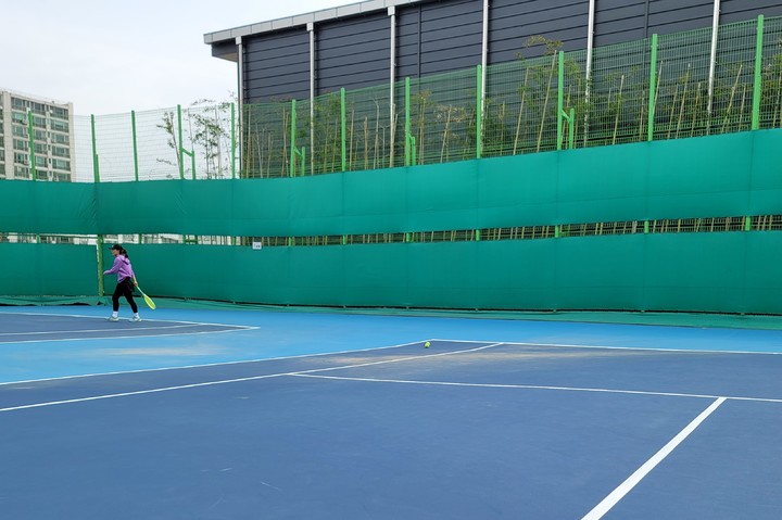 [대구=뉴시스] 남구 봉덕동 남구종합스포츠타운 테니스장 바닥이 꺼져 테니스공들이 한 데 모여 있다. 대구시 남구 제공. 2023.03.24. photo@newsis.com *재판매 및 DB 금지